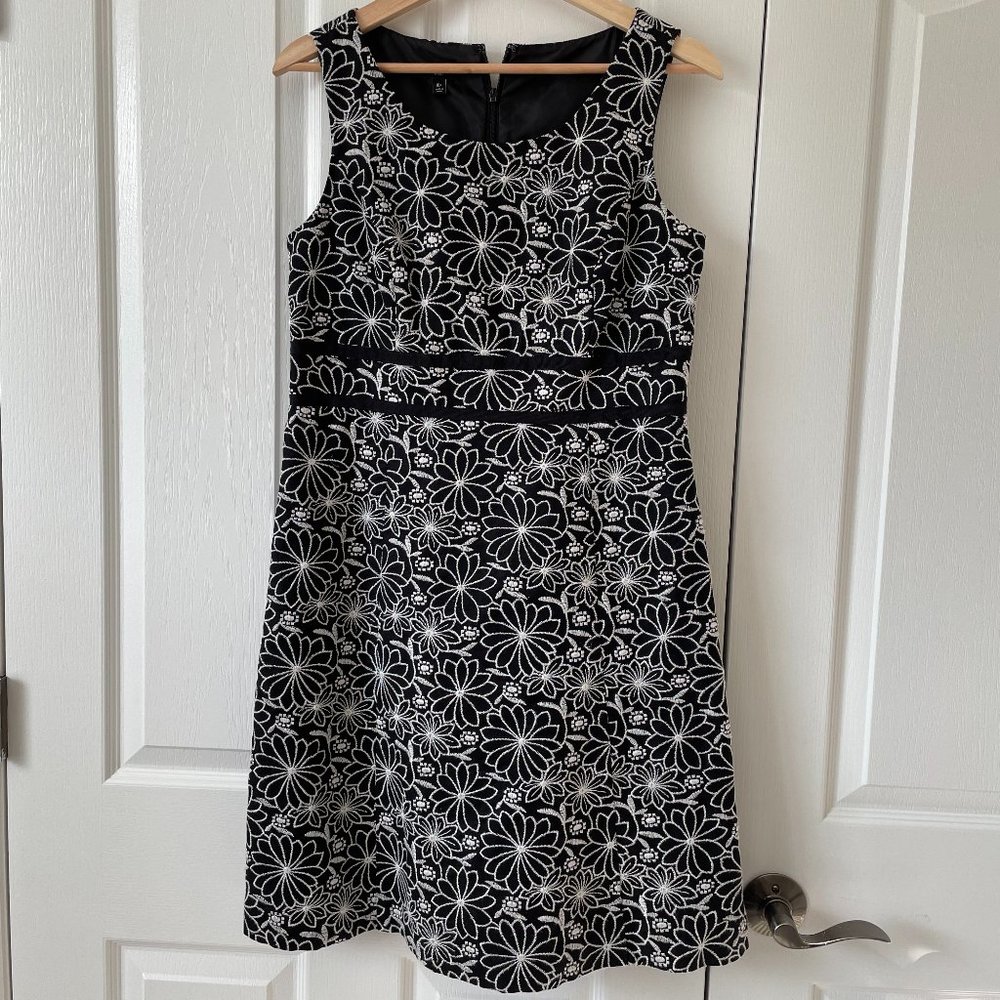 Talbots Black & White  Daisy embroidered Dress Sleeveless Petites Size 10p
